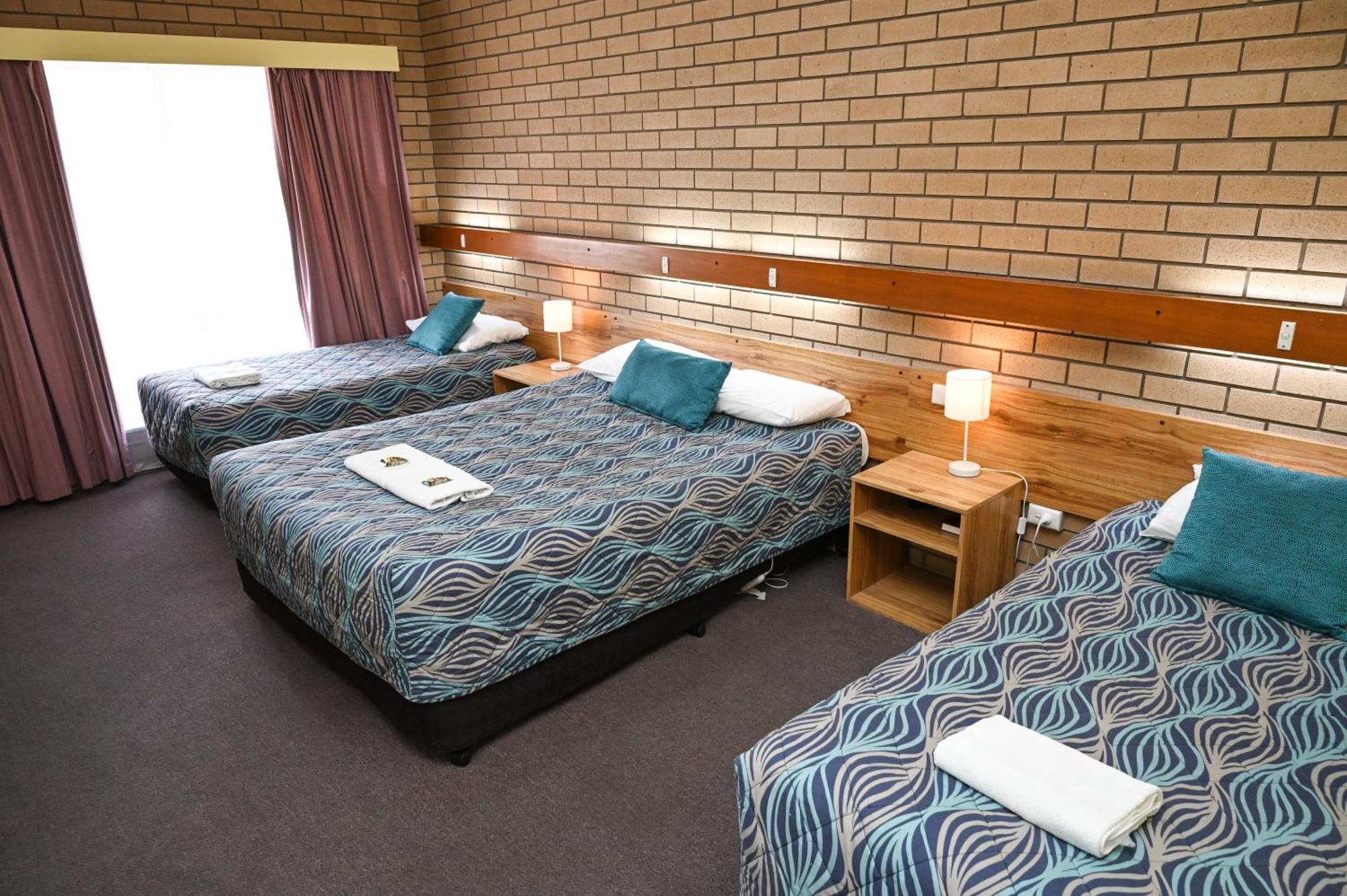 Holbrook Town Centre Motor Inn Eksteriør billede